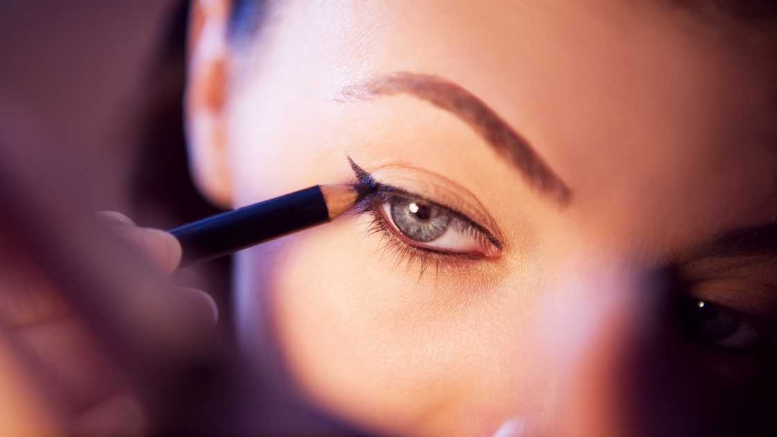How to Sharpen Plastic Eyeliner Pencils?